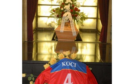 Před rakví ležel Kocmanův brněnský dres číslo 4.