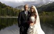 Před rokem a půl měl Kevin Costner romantickou svatbu na jezeře v Aspenu. Jeho manželka Christine Baumgartner určitě netušila, co krátce po sňatku prováděl... Před rokem a půl měl Kevin Costner romantickou svatbu na jezeře v Aspenu. Jeho manželka Christine Baumgartner určitě netušila, co krátce po sňatku prováděl...