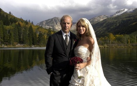 Před rokem a půl měl Kevin Costner romantickou svatbu na jezeře v Aspenu. Jeho manželka Christine Baumgartner určitě netušila, co krátce po sňatku prováděl...