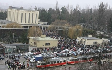 Před strašnickým krematoriem se v čas pohřbu shromáždily tisíce lidí a zablokovaly dopravu na silnici.