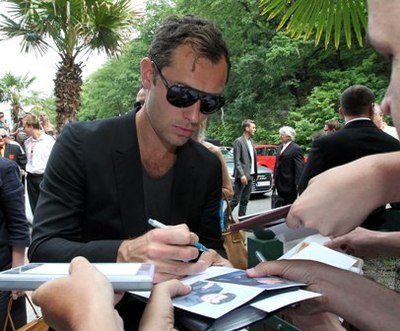 Před tím, než si Jude Law převzal cenu, se prošel  po červeném koberci a rozdal několik autogramů.