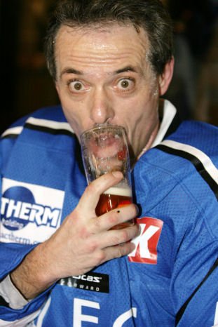 Před zápasem si dá Martin Severa malé pivo, aby načerpal energii a měl co potit...