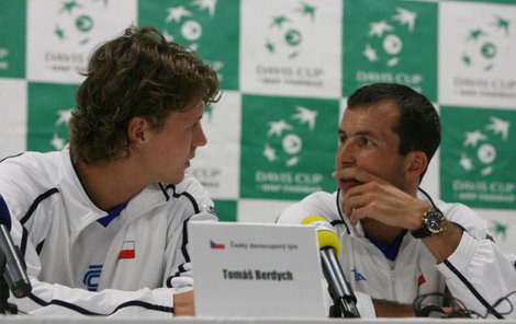 Před zítřejšími úvodními singly Davis Cupu proti Švýcarům jsou čeští tenisté Berdych (vlevo)a Štěpánek samá legrace. Ovšem druhý jmenovaný má menšího brouka v hlavě… Není specialistou na týmové soutěže jako česká jedničk