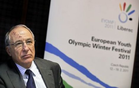 Předseda ČOV Jirásek včera pokřtil logo 10. Zimního evropského olympijského festivalu mládeže, který se za dva roky uskuteční v Liberci. A takové měl šrámy...