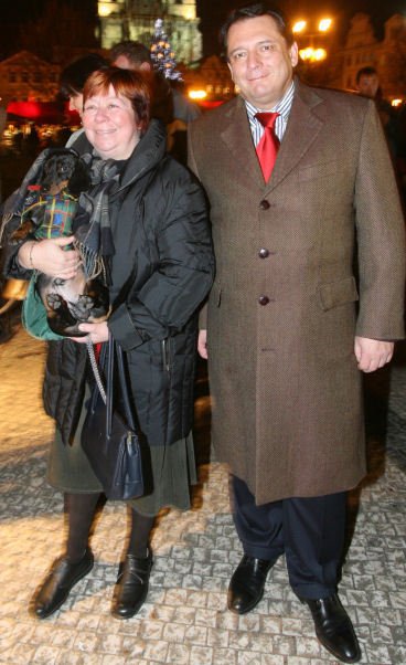 Předseda ČSSD Jiří Paroubek s exmanželkou Zuzanou na Staroměstském náměstí v Praze.