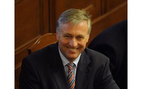 Premiér Mirek Topolánek měl po hlasování důvod k úsměvu.