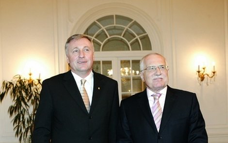 Premiér Mirek Topolánek s prezidentem Václavem Klausem.