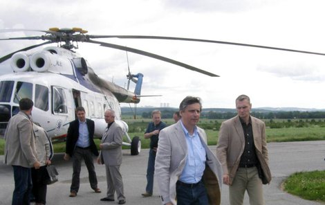 Premiér přiletěl do jižních Čech vrtulníkem.