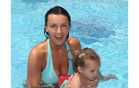Přes den dovádí Andrea Vránová-Kloboučková se svou dcerou Aničkou v bazénu a večer přecvičuje všem ženám ze skupiny pilates.
