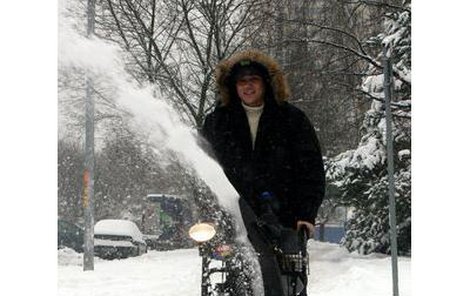 Přesně 4 minuty trvalo redaktorovi Aha!, než odklidil nánosy sněhu a ledu ze zavátého chodníku.