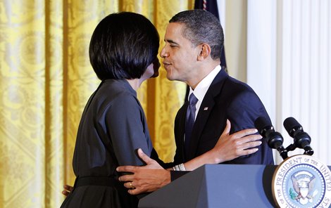 Prezident Barack Obama popřál manželce Michelle k MDŽ přímo u řečnického pultíku v Bílém domě na recepci uspořádané na počest Mezinárodního dne žen.