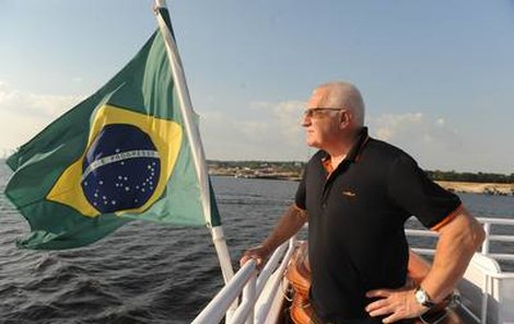 Prezident Klaus při plavbě na lodi po Rio Negro.