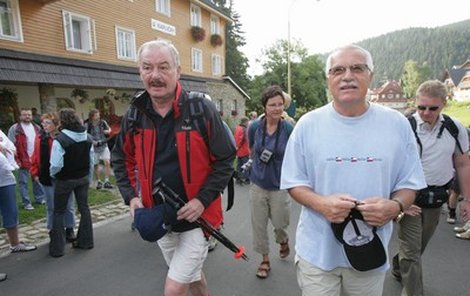 Prezident Klaus zdolal Sněžku společně s předsedou senátu Sobotkou.