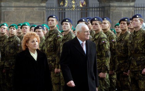 Prezident Václav Klaus a ministryně obrany Vlasta Parkanová se zúčastnili slavnostní přísahy více než 200 vojáků.