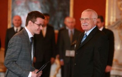 Prezident Václav Klaus včera jmenoval Ondřeje Lišku (SZ) ministrem školství.