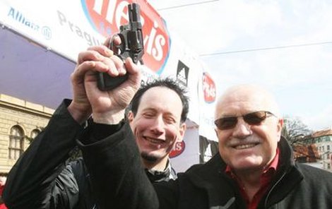 Prezident Václav Klaus zahajoval maraton společně s vítězem Světového poháru v běhu na lyžích Lukášem Bauerem.