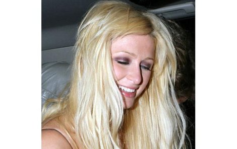 Při divokém muchlování v autě šel horní díl šatů Paris Hilton rychle dolů…