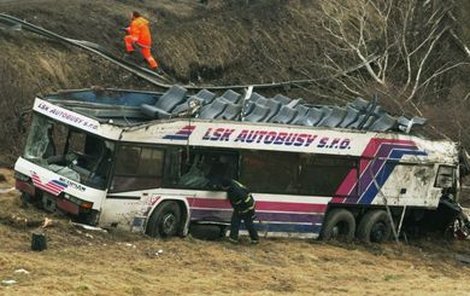 Při havárii autobusu, který se u Nažidel zřítil ze sedmimetrového svahu, zahynulo před pěti lety celkem 20 lidí.