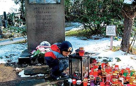 ,,Přišel jsem se podívat na Hurvínka,“ řekl Aha! klučina, který se pohyboval u hrobu českého loutkáře Josefa Skupy. Tvůrce Spejbla a Hurvínka má na plzeňském hřbitově čestný hrob hned vedle kaple svatého Václava. 