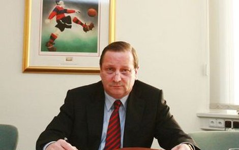 Přísný pohled Alexandra Károlyiho neměl u trenéra Mladé Boleslavi výchovný efekt.