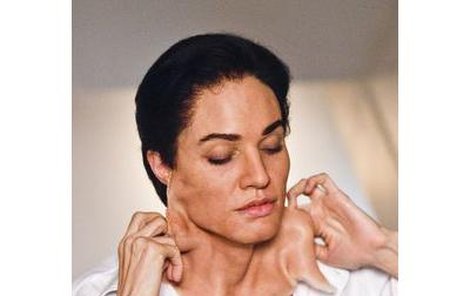 Pro dokonalou proměnu si Angelina na krk nasadila latexovou masku.