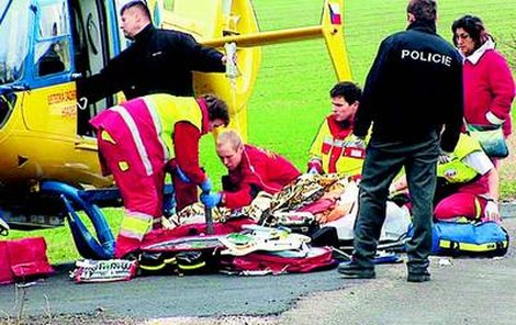 Pro zraněného chlapce okamžitě přiletěl vrtulník a lékaři začali boj o jeho život.