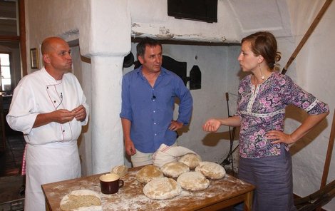 „Proboha, sypeš to tam jak Babica!“ - Zdeněk Pohlreich (vlevo) si neodpustil jízlivou poznámku, když viděl, jak Jiří Jelínek ve své restauraci kmínuje chléb.
