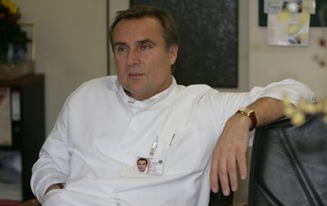 Prof. MUDr. Jiří Hoch, CSc. V České republice i v zahraničí uznávaný chirurg. Pracuje jako přednosta Chirurgické kliniky 2. lékařské fakulty UK a Fakultní nemocnice Motol v Praze. Prof. MUDr. Jiří Hoch, CSc. V České republice i v zahraničí uznávaný chirurg. Pracuje jako přednosta Chirurgické kliniky 2. lékařské fakulty UK a Fakultní nemocnice Motol v Praze.