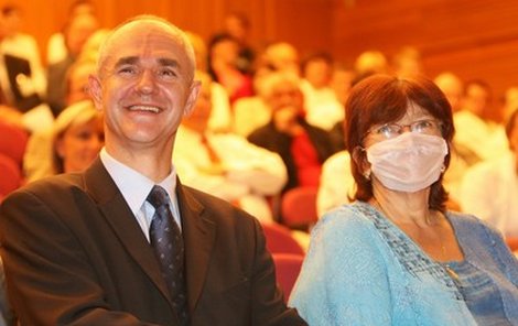 Profesor Adamec s Ivanou Dvořákovou, svou 1000. pacientkou.