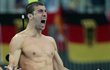 Proud emocí prýštil hlavně z Phelpsova hrdla. Americký plavec řval jako smyslů zbavený, nabíhaly mu svaly i žíly, druhou zlatou do pekingské sbírky zachránil parťák ze štafety Lezak.