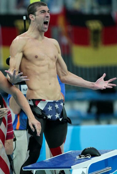 Proud emocí prýštil hlavně z Phelpsova hrdla. Americký plavec řval jako smyslů zbavený, nabíhaly mu svaly i žíly, druhou zlatou do pekingské sbírky zachránil parťák ze štafety Lezak.