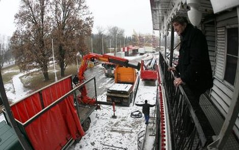 Provozovatel Matějské pouti Václav Kočka pyšně shlíží z nejnovější atrakce na své království.