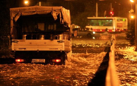 Průtrž zatopila sklepy a i automobily měly problém níže položenými místy v Praze projet.