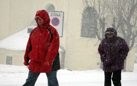 První sněhová vánice zasáhla i Boží Dar na Karlovarsku.