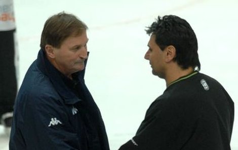 První stisk: krátce po zápase na ledě. Alois Hadamczik a Vladimír Růžička spolu prohodili i pár slůvek.