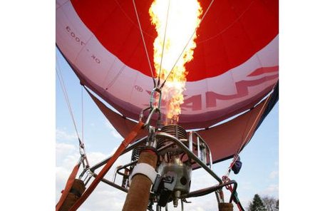 Prvomájový let balonem mají možnost s Petrem Čtvrtníčkem (vpravo) vyhrát i čtyři »stateční«, kteří se zúčastní soutěže na www.remax-czech.cz. Čtvrtníček na něj už poctivě trénuje.