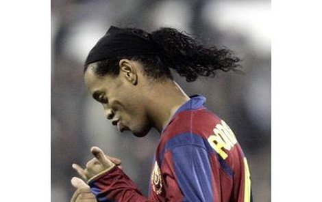 „Psst! Zaspal jsem,“ zubí se Ronaldinho. Zůstává v pohodě.