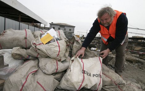 Pytle s nalezenými dopisy. Byly řádně ofrankované, pošta na nich vydělala, ale adresátům je nikdy nedodala!