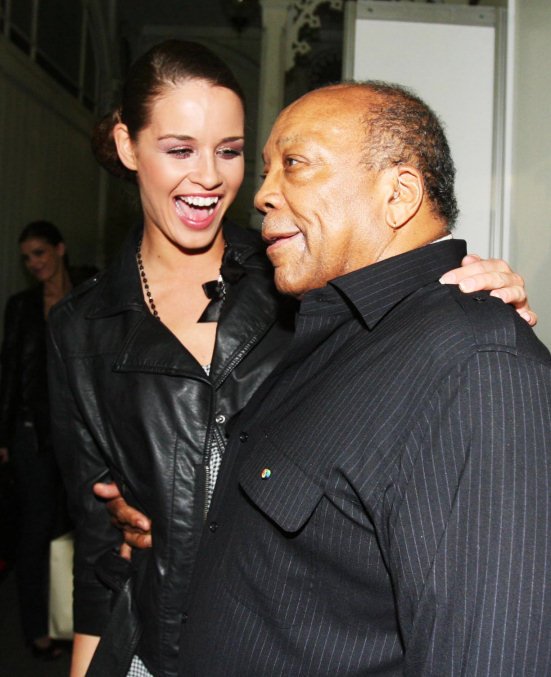 Quincy Jones se v Karlových Varech nemohl odlepit od missky Zuzany Jandové.