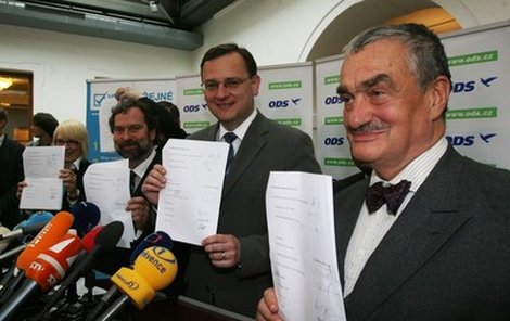 Radek John, Petr Nečas a Karel Schwarzenberg ukazují písemnou dohodu svých stran.