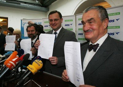 Radek John, Petr Nečas a Karel Schwarzenberg ukazují písemnou dohodu svých stran.