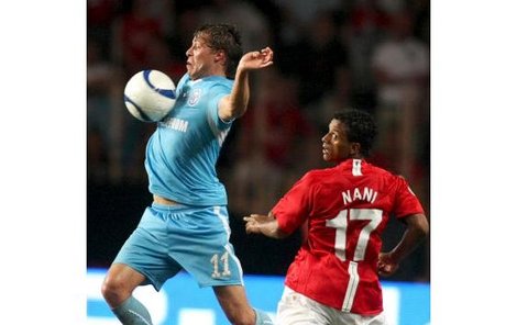 Radek Šírl nahoře, Nani dole. Fantastická jízda fotbalistů Petrohradu nekončí. V pátek si Zenit smlsl na Manchesteru United a vyhrál Superpohár!