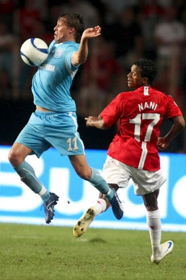 Radek Šírl nahoře, Nani dole. Fantastická jízda fotbalistů Petrohradu nekončí. V pátek si Zenit smlsl na Manchesteru United a vyhrál Superpohár!