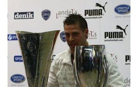 Radek Šírla a jeho trofeje. Oba poháry jsou z dílny italské ﬁrmy Bertoni (vlevo je Pohár UEFA).