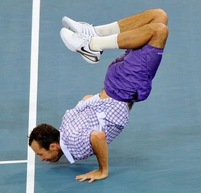 Radek Štěpánek a jeho vítězný breakdance. Díky tomuto prvku má v tenisovém světě přezdívku »červ«.