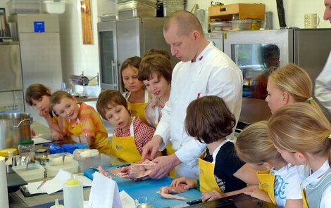 Radek Šubrt je šéfkuchařem Pražského kulinářského institutu, hotelu Le Palais a také vaří v jídelně pro základní školy Porg, Jánošíkova a Ružinovská.