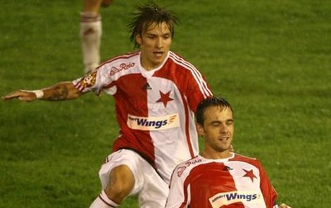 Radim Nečas (vlevo) letí blahopřát Lukáši Jarolímovi ke gólu. Na tuto radost čeká Slavia už tři zápasy. Dočká se v bitvách s »kohouty« z Tottenhamu.