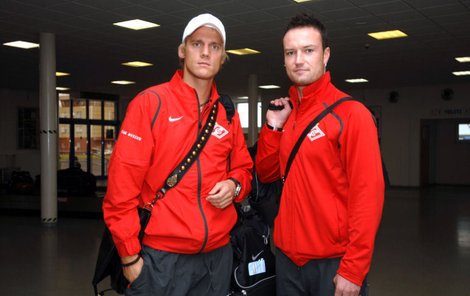 Radoslav Kováč a Martin Jiránek po přistání v Ostravě. Do Čech přiletěli se Spartakem už potřetí během dvou let.