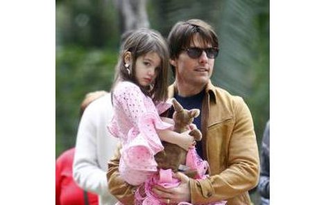 „Radši tě vezmu do náruče, aby sis neumazala šatičky,“ jako by říkal tatínek Tom Cruise.