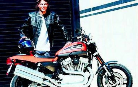 Rafael Nadal a jeho nový harley. Poničí si na něm ještě více svá zhuntovaná kolena?